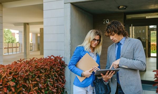 Visite d'un bien immobilier avec prise de notes