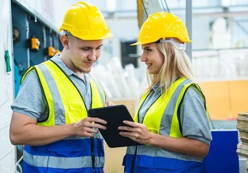 Auditeurs QHSE en visite sur un site industriel