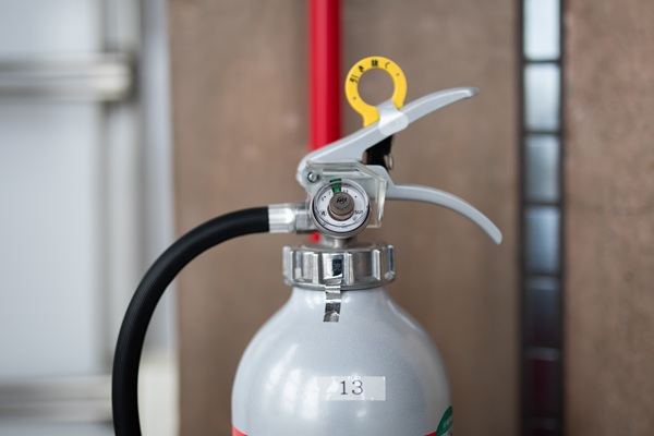 Contrôle d'un extincteur lors d'un audit de sécurité incendie
